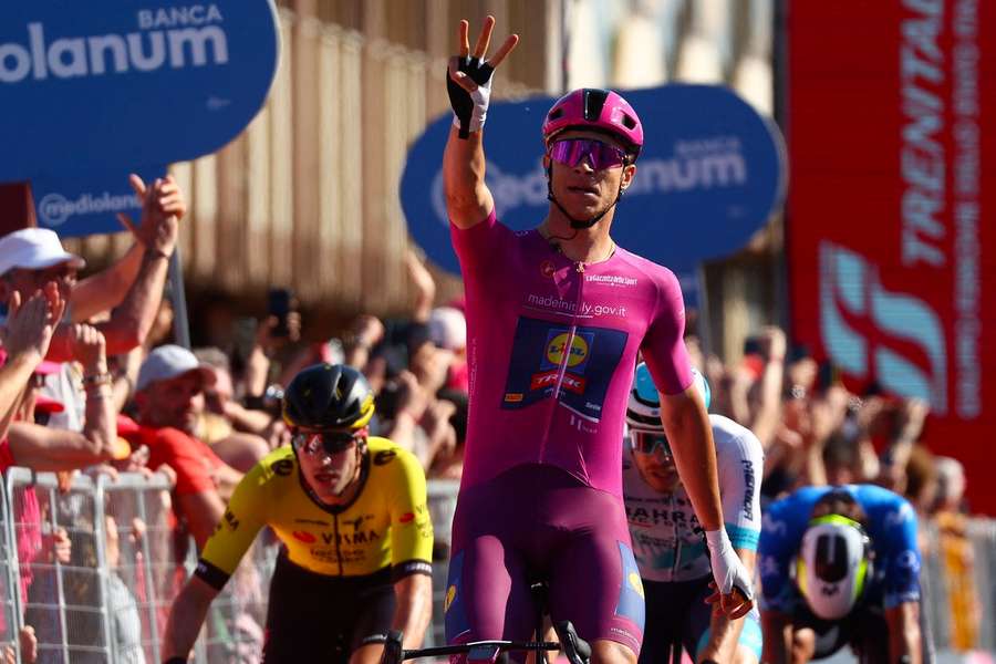 Jonathan Milan venceu etapa do Giro ao sprint