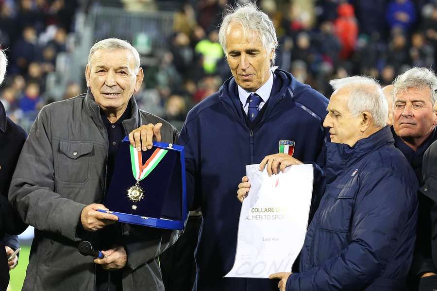 Luigi Riva (l.) wird vom Präsidenten des italienischen Olympia-Komitees ausgezeichnet.