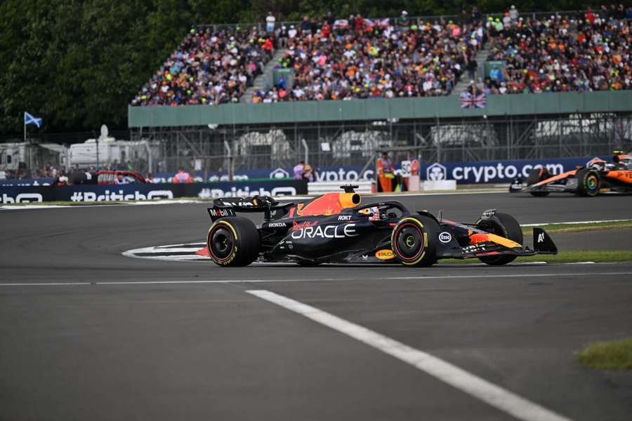 Verstappen op Brits asfalt