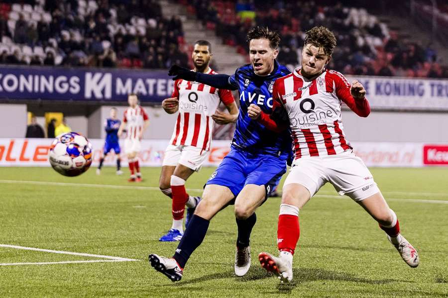 Speler van Top Oss in duel met speler van Telstar