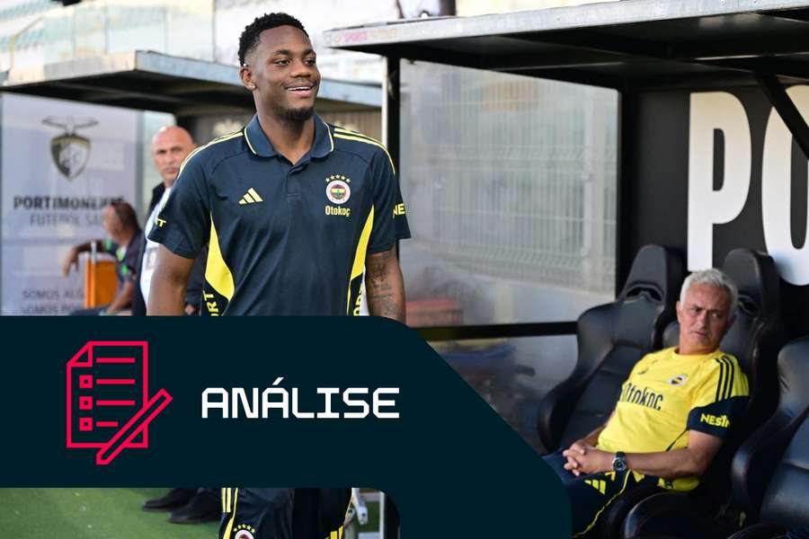 Jhon Duran sorri ao passar pelo banco de suplentes, enquanto José Mourinho observa