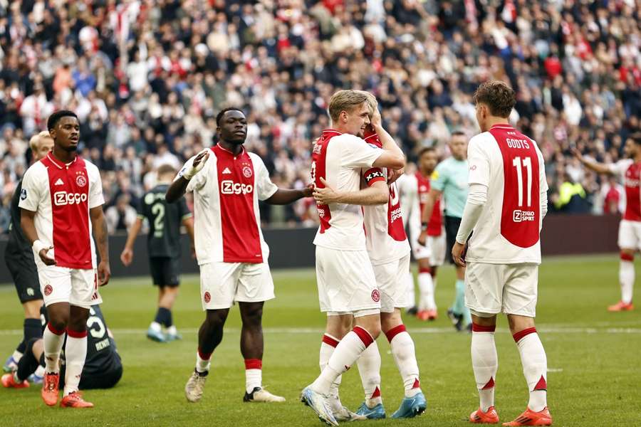 Davy Klaassen viert de 1-0 met zijn teamgenoten