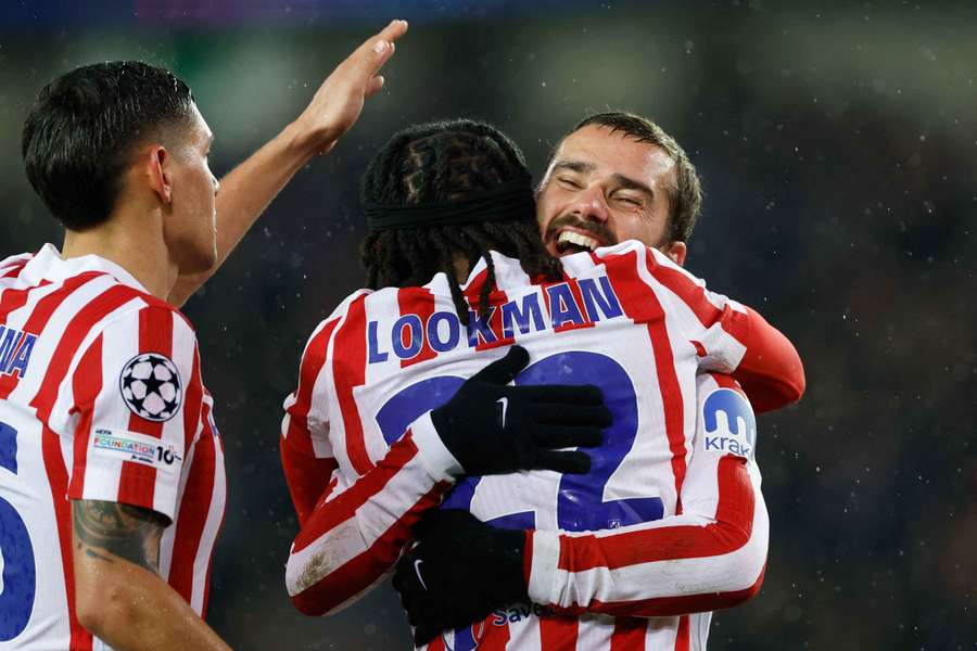 Griezmann y Lookman se abrazan tras un gol contra Bruges.