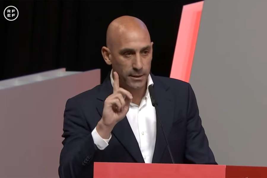 Luis Rubiales liet tijdens een persconferentie weten niet van plan te zijn op te stappen