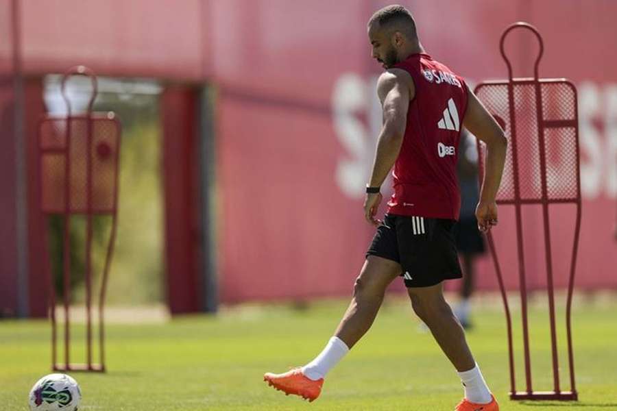 Arthur Cabral saiu mais cedo no treino deste sábado do Benfica