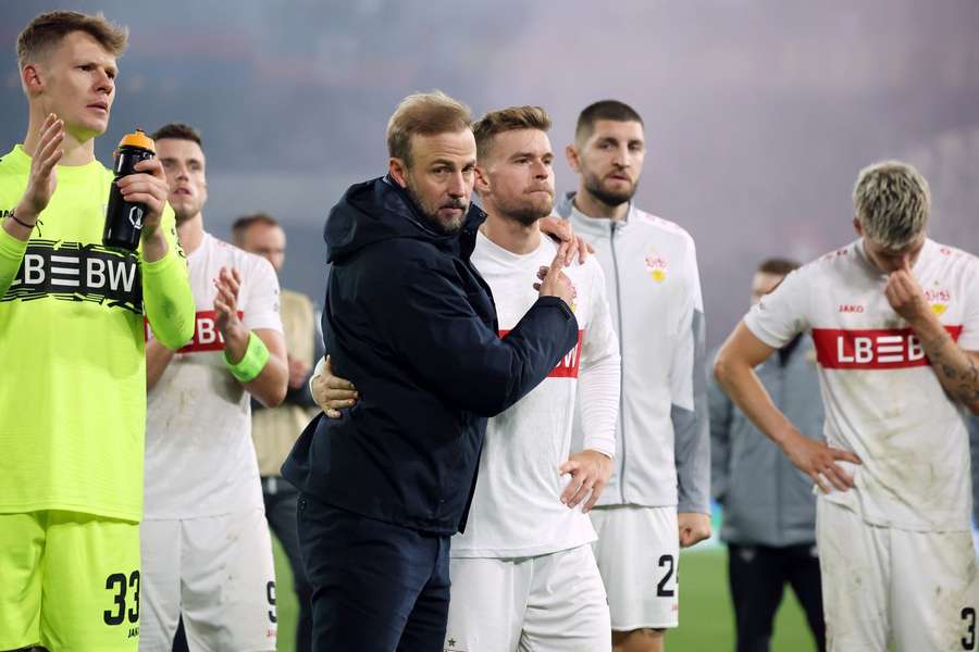 Maximilian Mittelstädt (M.) wird von VfB-Coach Hoeneß geströstet
