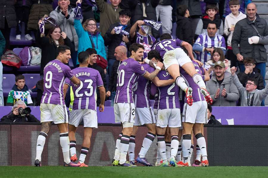 I giocatori del Valladolid esultano per il gol segnato al Real Betis