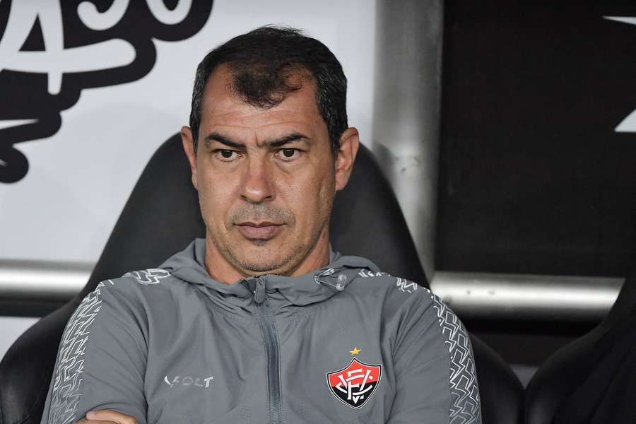 Vitória, de Carille (foto), recebe o desesperado Sport no Barradão