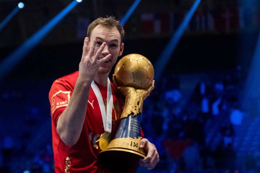Dänemark-Star Mathias Gidsel mit dem WM-Pokal.