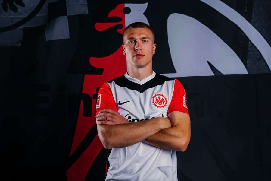 Rasmus Nissen apresentado no Eintracht Frankfurt