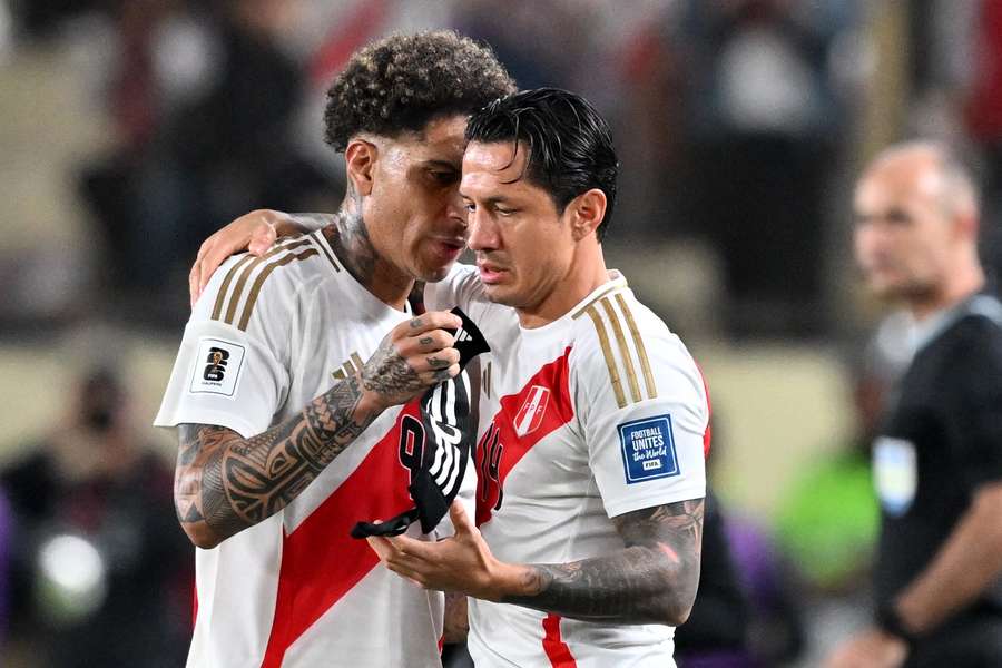 Paolo Guerrero es sustituido por Lapadula durante el partido ante Chile