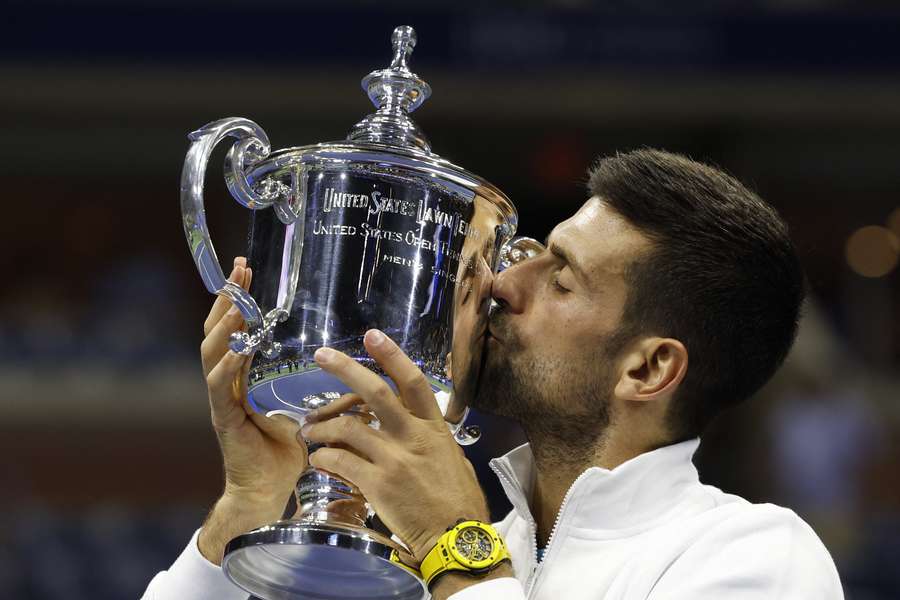 Djokovic kisses the US Open trophy