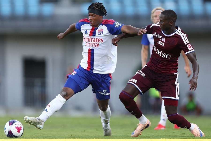 Julien Duranville (vlevo) bude na pravém kraji Lyonu velkou hrozbou pro Spartu. Julien Duranville (vlevo) bude na pravém kraji Lyonu velkou hrozbou pro Spartu.