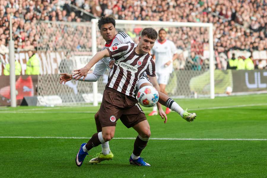 Fares Chaibi (z lewej) z Frankfurtu i Arkadiusz Pyrka z St. Pauli walczą o piłkę. Fares Chaibi (z lewej) z Frankfurtu i Arkadiusz Pyrka z St. Pauli walczą o piłkę.