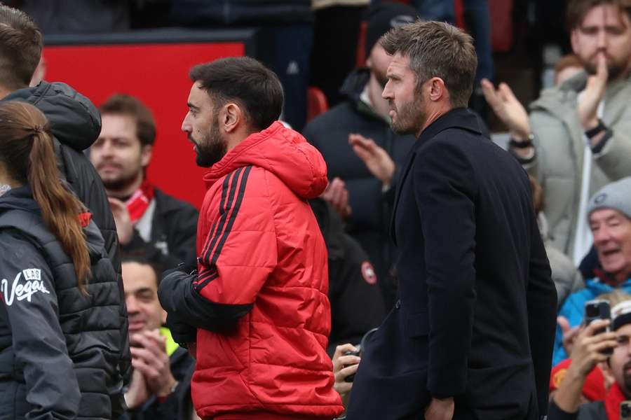 Bruno Fernandes (vlevo) a Michael Carrick, dva aktéři tiché války na Old Trafford.