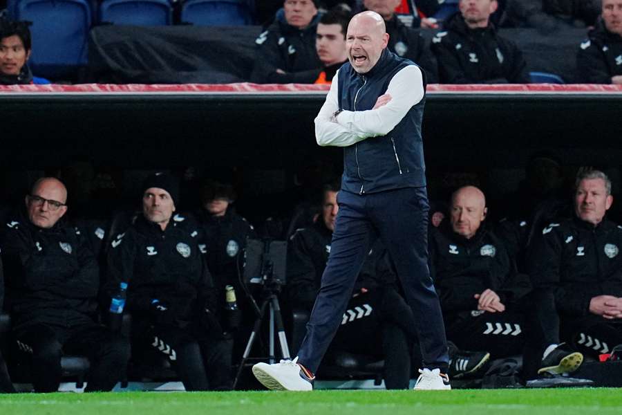 Dánský Trenér Brian Riemer při zápase s Makedonií. Dánský Trenér Brian Riemer při zápase s Makedonií.