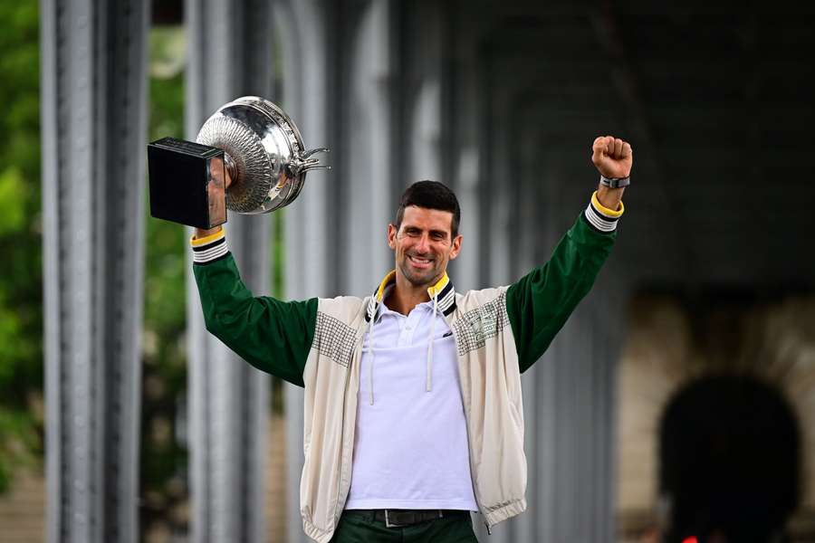 Djokovic, puño y título en alto