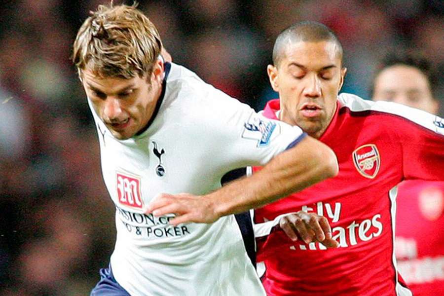 Bentley, do Tottenham, briga pela bola com Clichy, do Arsenal, durante jogo da Premier League no Emirates em 2007/08