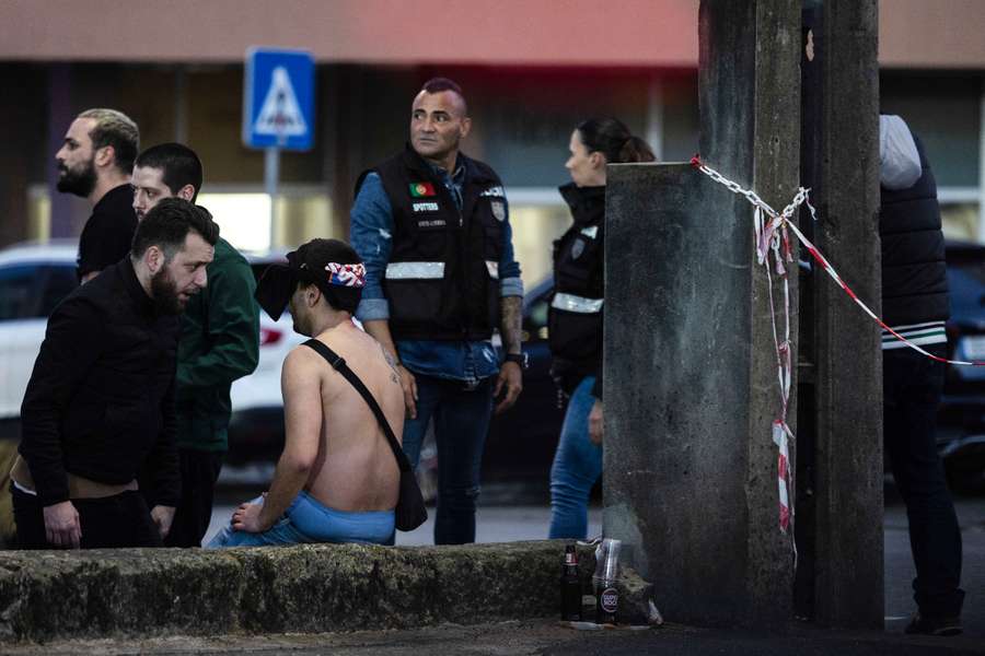 Confrontos entre adeptos do Famalicão e do Sporting nas imediações do estádio do Famalicão 