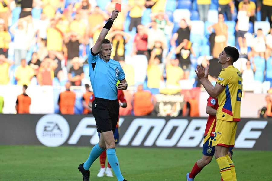 Sander van der Eijk îi arată cartonașul roșu lui Vladislav Blănuță