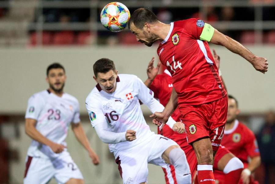 Roy Chipolina, capitão de Gibraltar, durante partida contra a Suíça