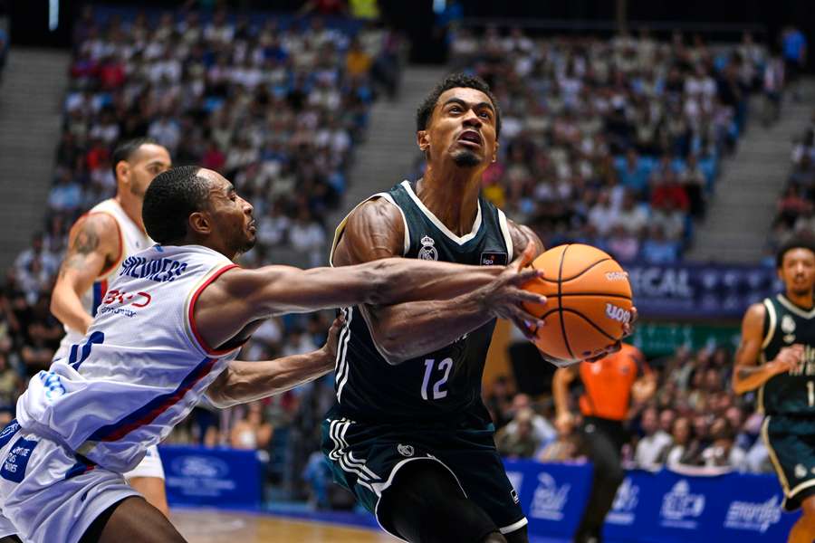 Maledon intenta anotar ante Childress Maledon intenta anotar ante Childress