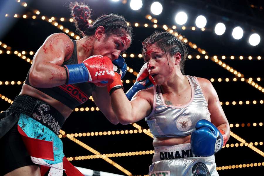 Erika Cruz punches Amanda Serrano