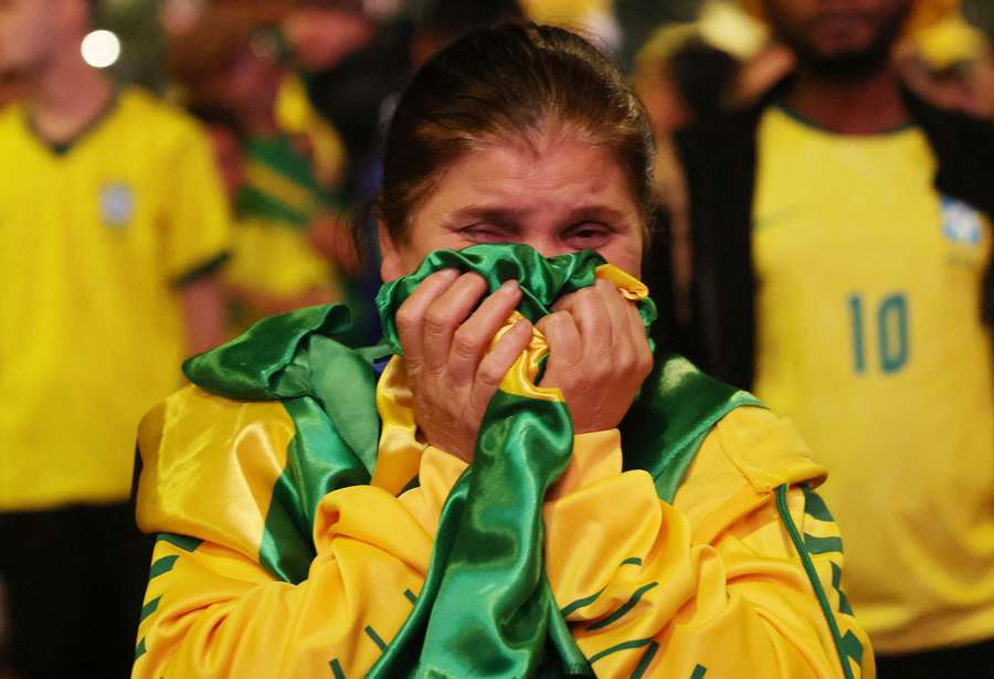 Torcedora lamenta derrota da Seleção em São Paulo Torcedora lamenta derrota da Seleção em São Paulo