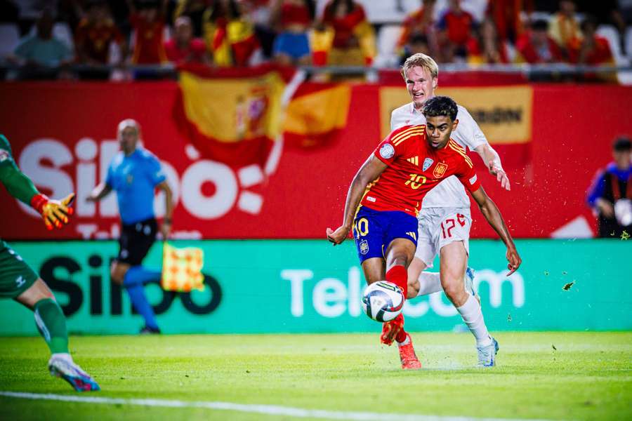 Lamine Yamal durante o jogo Espanha-Dinamarca