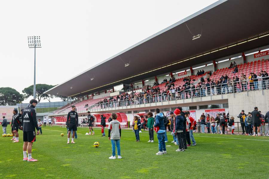 Jovens tiveram a oportunidade de estar no relvado com os jogadores Jovens tiveram a oportunidade de estar no relvado com os jogadores