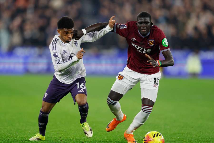 Po Dioufovi (vpravo) prý zatoužili na Stamford Bridge