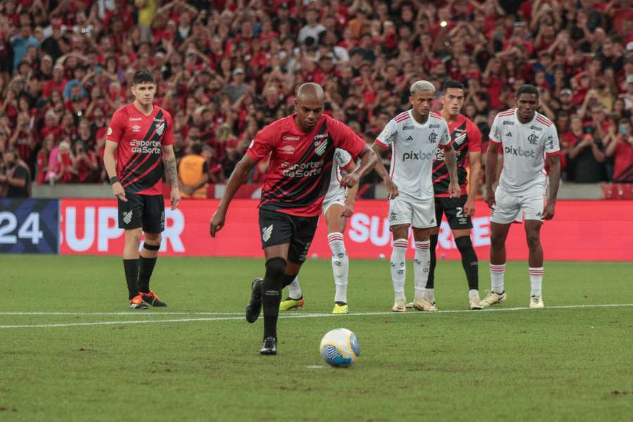 Fernandinho abriu o placar de pênalti