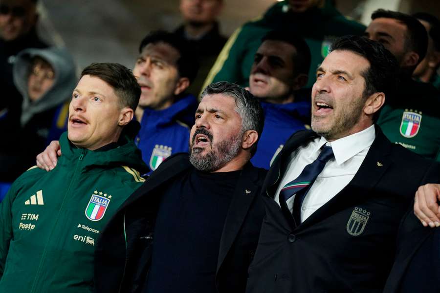 Italiens Coach Gattuso (m.) und Buffon (r.) wollen mit Italien zur WM Italiens Coach Gattuso (m.) und Buffon (r.) wollen mit Italien zur WM