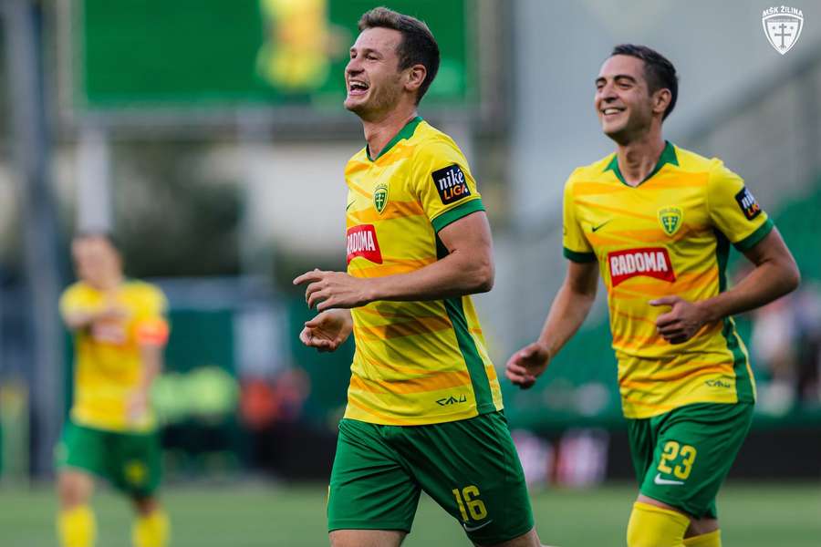 Iľko a Faško potiahli šošonov. Iľko a Faško potiahli šošonov.