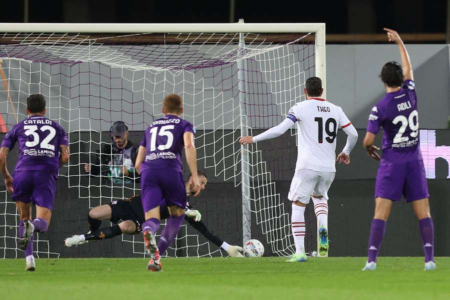 Theo Hernandez ziet zijn penalty gestopt worden