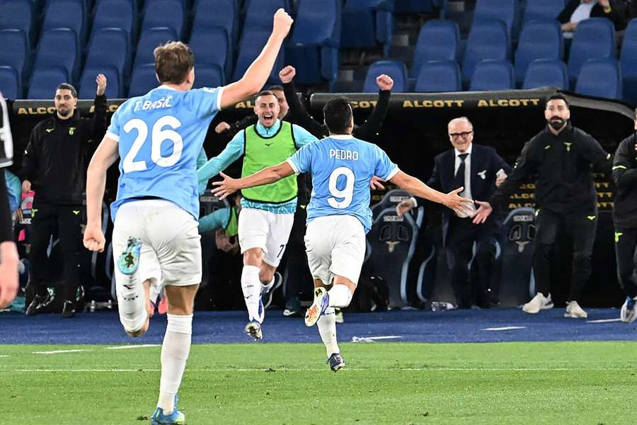 Sarri opens door to Pedro staying with Lazio another year