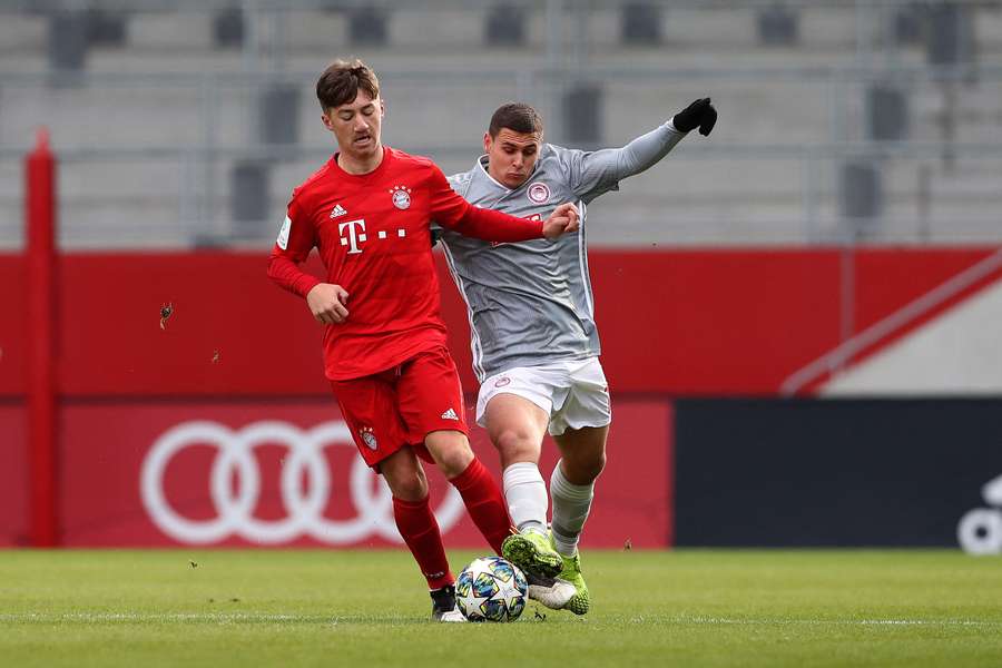 Kristijan Belić (R) in de UEFA Youth League tegen Bayern München