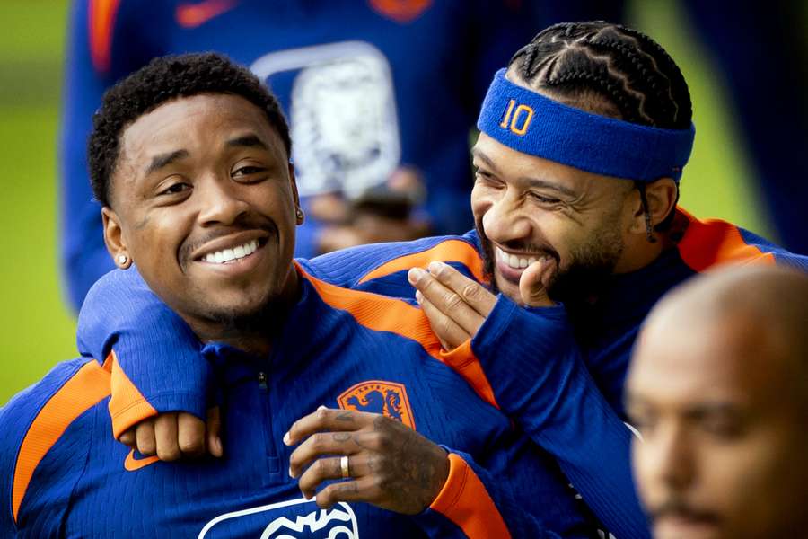 Steven Bergwijn en Memphis Depay beginnen in de aanval voor Oranje.