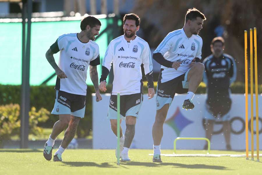 Messi (uprostřed) se chystá na poslední reprezentační zápas. Messi (uprostřed) se chystá na poslední reprezentační zápas.