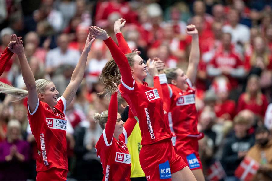 Det endte i jubel fredag aften, men de danske håndboldkvinder fik en svær start på VM i et hårdt kæmpet opgør mod Serbien.