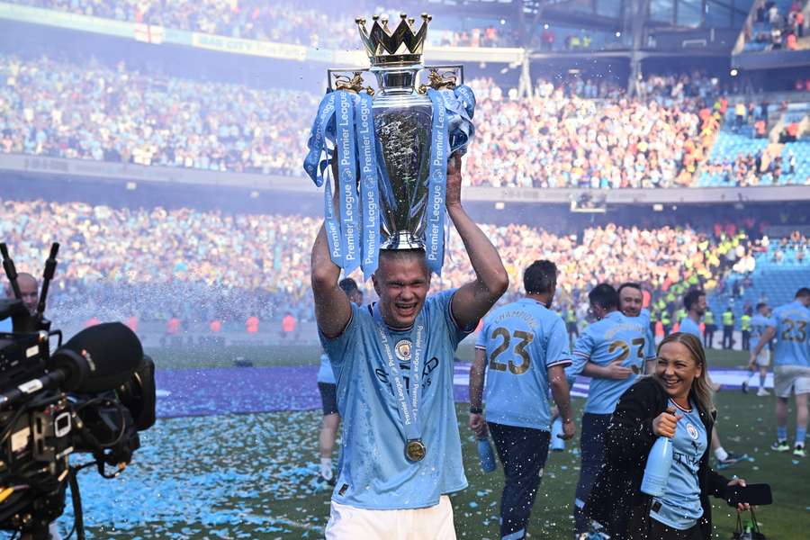 Erling Haaland, atacante norueguês do Manchester City, posa com o troféu da Premier League no gramado após a apresentação