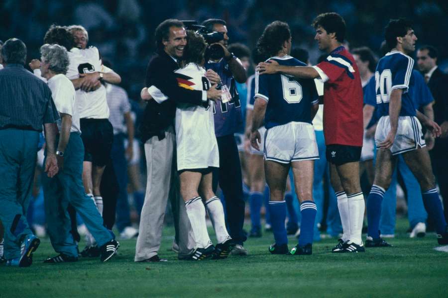 Rudi Völler umarmt Franz Beckenbauer nach dem WM-Erfolg 1990.