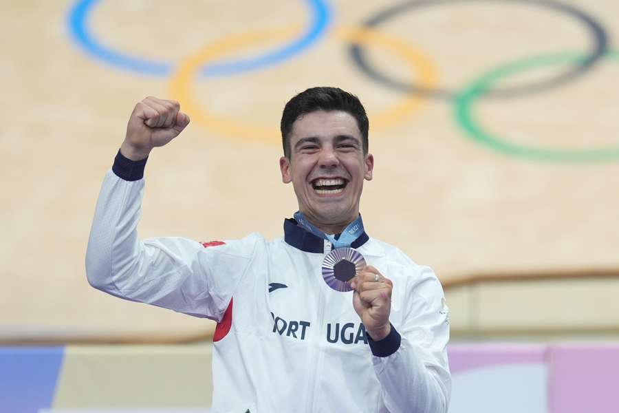 Iúri Leitão em êxtase com a medalha de prata em omnium