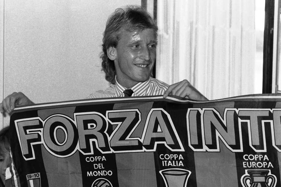 Andreas Brehme bei seiner Ankunft in Mailand zum Saisonbeginn 1988/1989.
