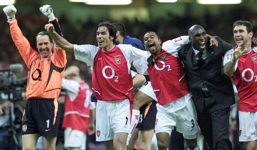 Ashley Cole with David Seamen, Robert Pires, Sol Campbell and Martin Keown