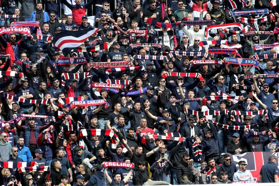 I tifosi del Cagliari durante il match contro il Monza I tifosi del Cagliari durante il match contro il Monza