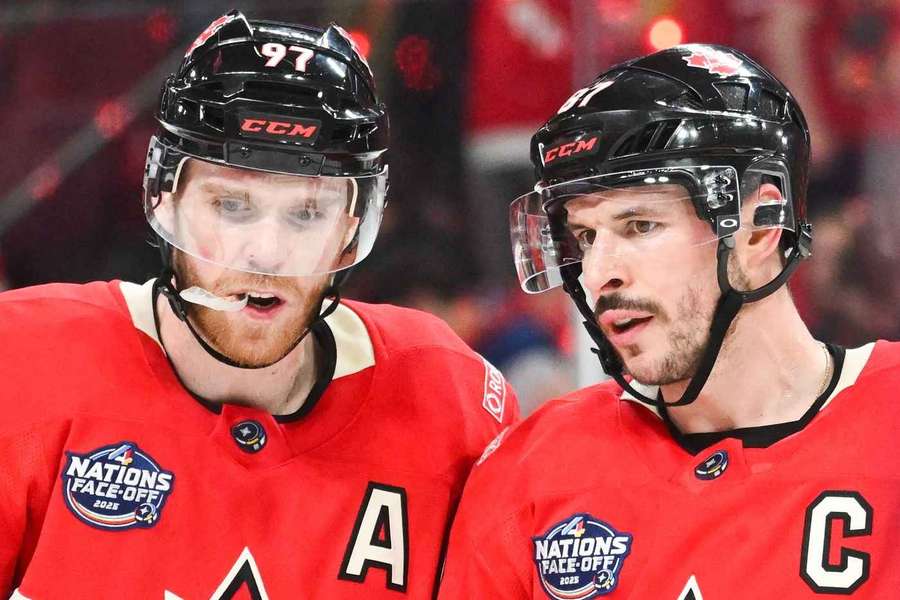 Connor McDavid (vlevo) a Sidney Crosby se proti Finsku postarali o dva z pěti kanadských gólů.
