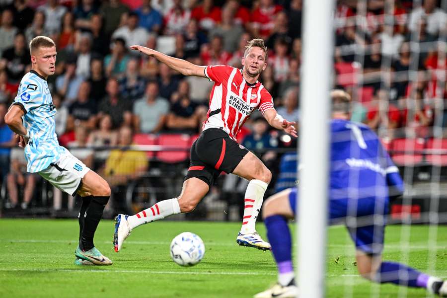 Luuk de Jong en PSV zijn halverwege het eerste speelweekend de koploper in de Eredivisie