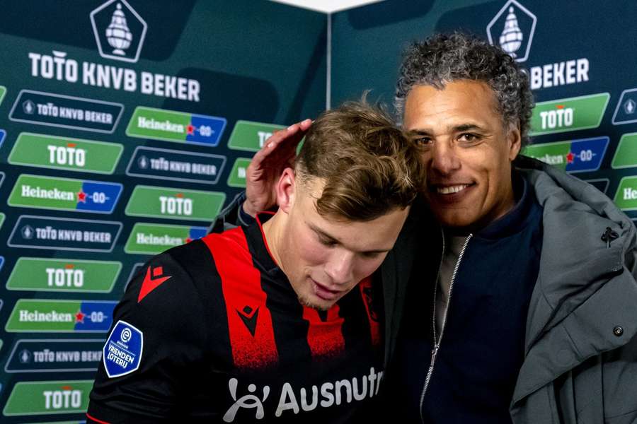 Sydney van Hooijdonk met zijn vader na de bekerwedstrijd tussen NAC Breda en sc Heerenveen, afgelopen seizoen