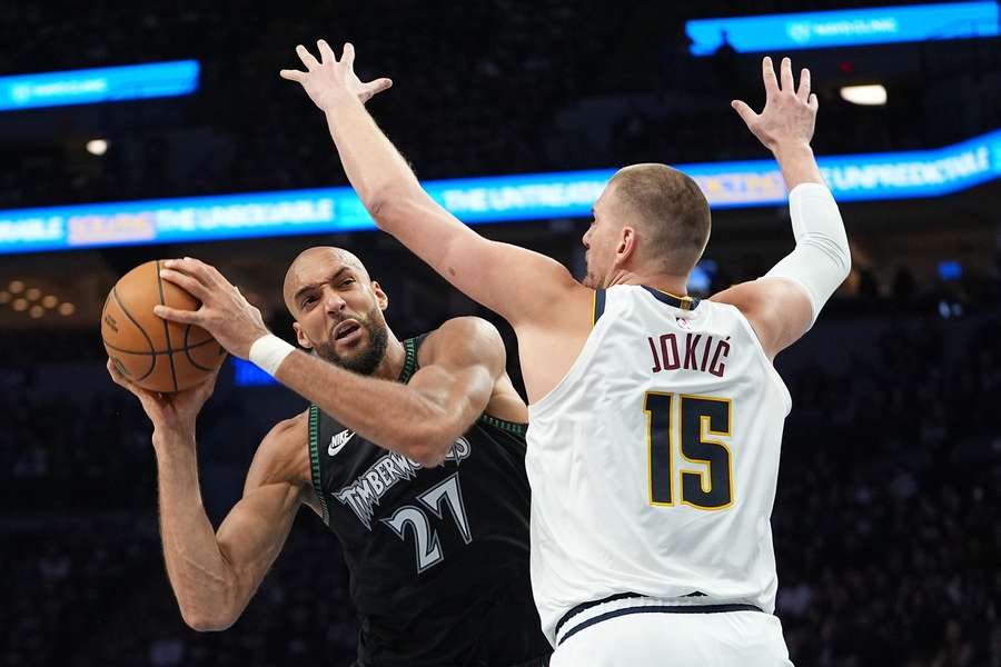 Gobert a Jokič počas zápasu v Minnesote.